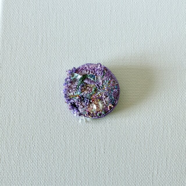 紫陽花の季節 丸型刺繍ブローチ | iichi 日々の暮らしを心地よくする