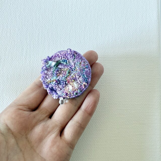 紫陽花の季節 丸型刺繍ブローチ | iichi 日々の暮らしを心地よくする