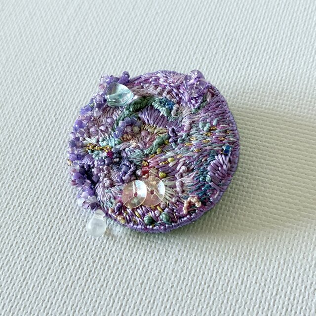 紫陽花の季節 丸型刺繍ブローチ | iichi 日々の暮らしを心地よくする