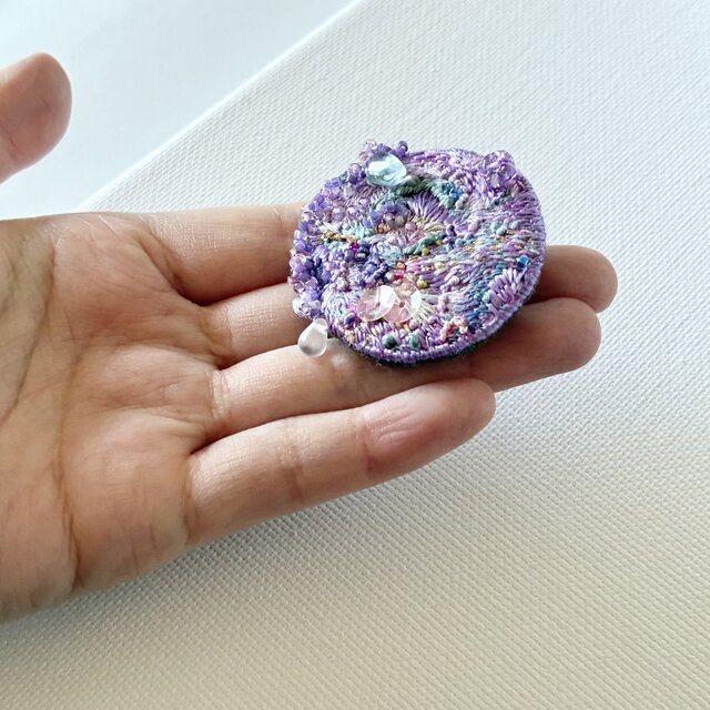 紫陽花の季節 丸型刺繍ブローチ | iichi 日々の暮らしを心地よくする