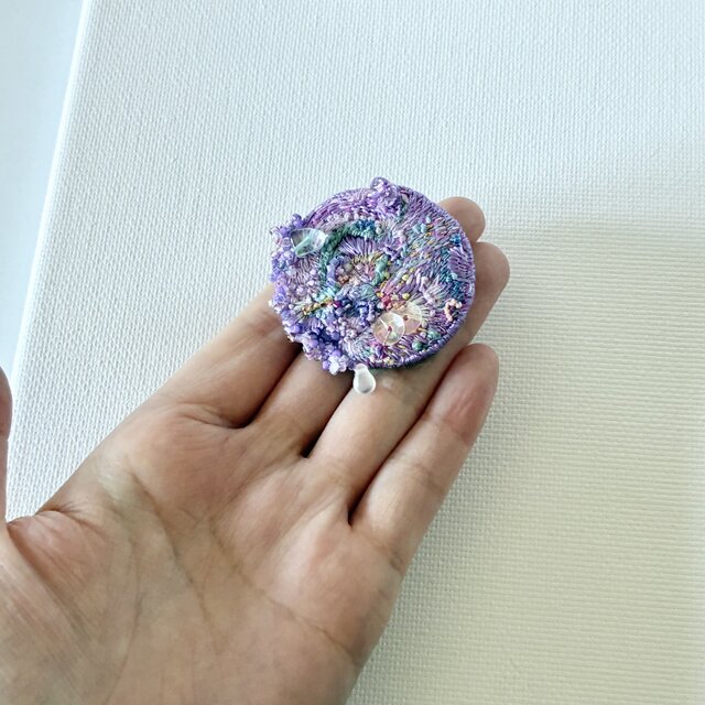 紫陽花の季節 丸型刺繍ブローチ | iichi 日々の暮らしを心地よくする
