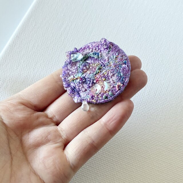 紫陽花の季節 丸型刺繍ブローチ | iichi 日々の暮らしを心地よくする