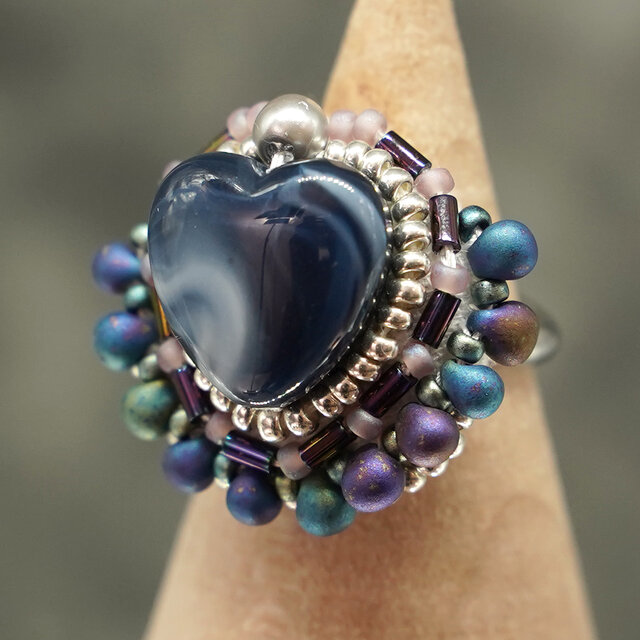 スカーフ留めにも！おしゃべりな指輪132 フリーサイズ　ビーズ刺繍のリング　ハート　おおぶりリング