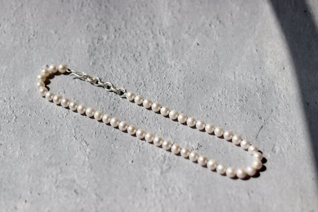 陶芸作品　陶人形シリーズ作品①   陶彫刻　淡水パールネックレスを装着 淡水パールとシルバーチェーンのネックレス | iichi 日々の暮らしを