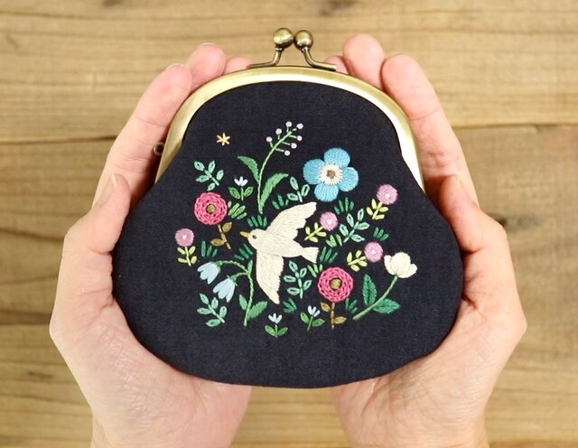 手刺繍のがま口『鳥と草花』財布・ポーチ【受注生産】 | iichi 日々の