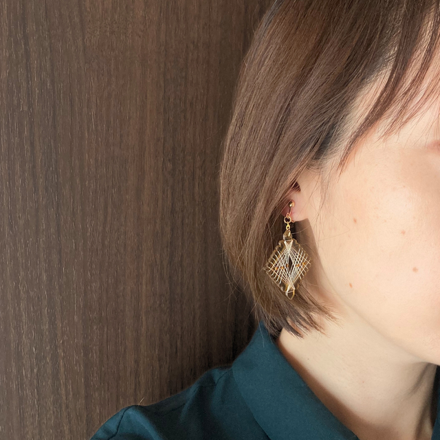 コーヒー甘くして｜茶色×ベージュ ひし形の絹糸イヤリング｜ナチュラルコーデ｜ギフト対応