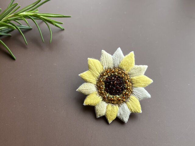 刺繍ブローチ ひまわり