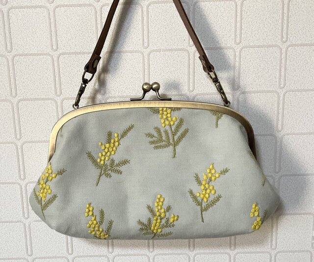 ミモザ 刺繍 ふんわりがま口バッグ | iichi 日々の暮らしを心地よく 