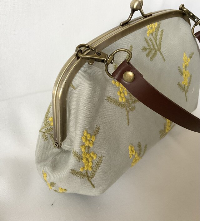 ミモザ 刺繍 ふんわりがま口バッグ | iichi 日々の暮らしを心地よく 