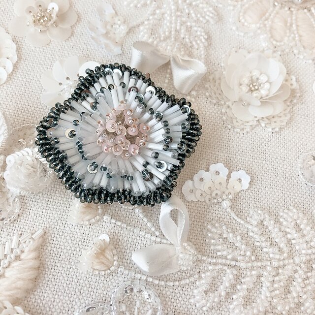 キット】竹ビーズで立体的なお花の刺繍ブローチ | iichi 日々の暮らし