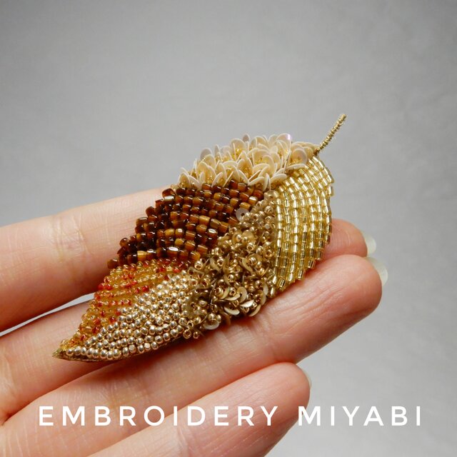 手刺繍ブローチ＆手刺繍イヤリング／ピアス 2点セット - ピアス