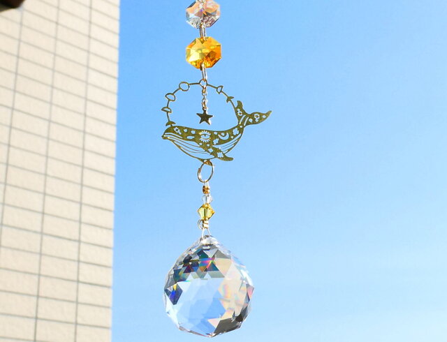 空飛ぶクジラのサンキャッチャー | iichi 日々の暮らしを心地よくする