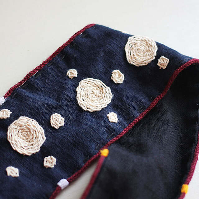 総手刺繍☆ぐるぐるドット柄刺し子の大きめショルダーバッグ | iichi