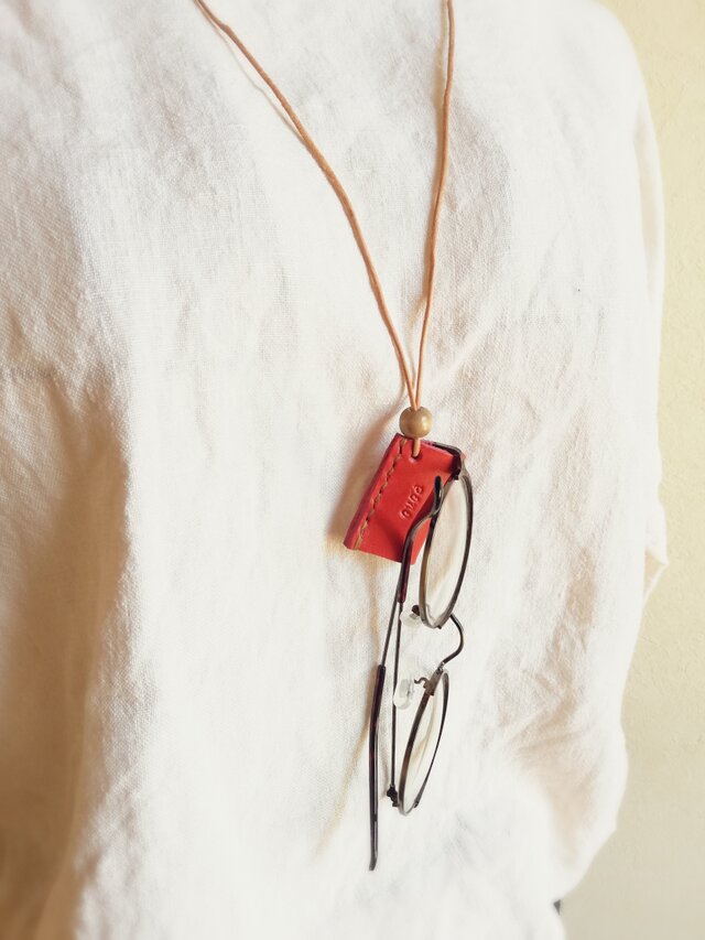 メガネホルダーネックレス　チャイニーズレッド　オイルレザー