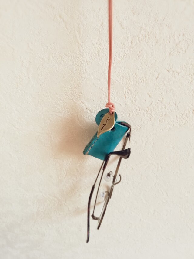 メガネホルダーネックレス　チャーム付　セルリアンブルー　オイルヌメ