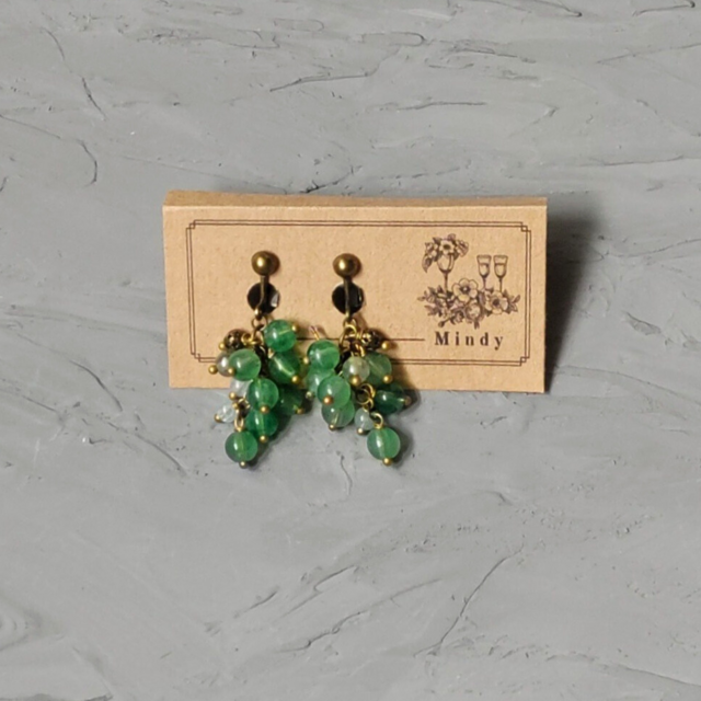 緑の果実が揺れる、アンティーク調の優雅な葡萄イヤリング 2104025