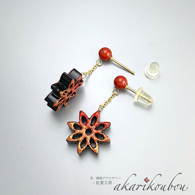 K18】漆ピアス 赤黒 枠 花透かし 小 純金蒔絵：18金ピアス 金沢漆器