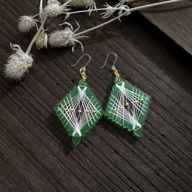 霧雨の朝｜白い絹糸が映えるグリーンのひし形イヤリング｜シンプルコーデに映える軽いアクセサリー