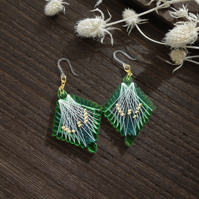 森の木漏れ日｜大ぶり・ひし形の絹糸イヤリング｜シンプルコーデに映えるグリーン×白