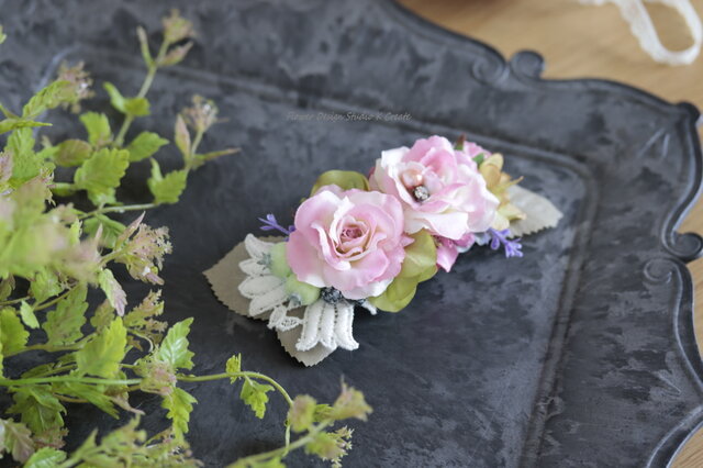 ピンクの薔薇と刺繍のお花のバレッタ 髪飾り バレッタ ブルー 入学式