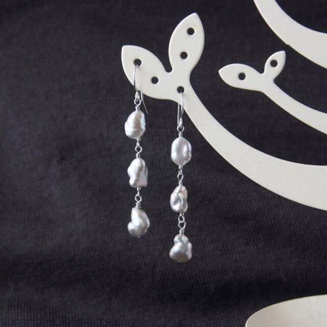 Silver Pearl Swing Pierce（淡水ケシパール）