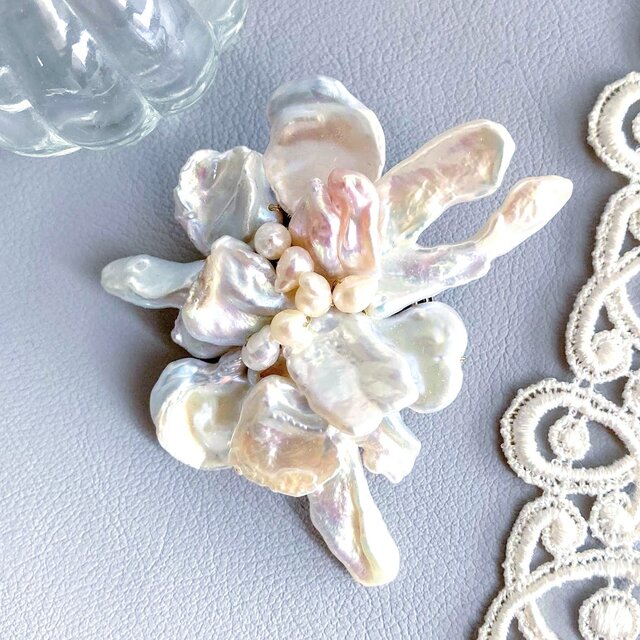 淡水ケシ真珠のブローチ・ホワイトパールペタル