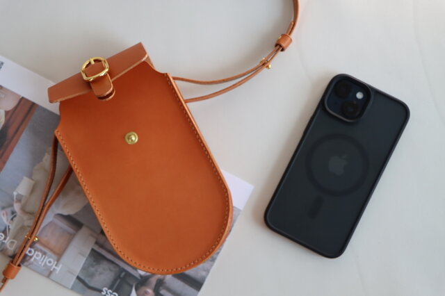 本革のiPhoneケース/ショルダー・スマホレザーショルダーバッグ 肩掛け・斜め掛けの2Way | iichi ハンドメイド・クラフト作品 ...