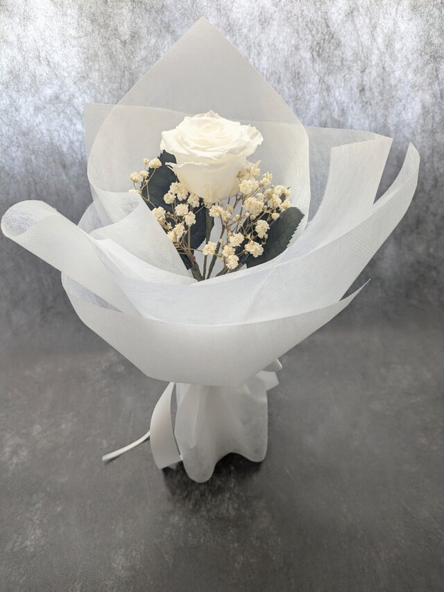 【プリザーブドフラワー／白薔薇とかすみ草のふんわり一輪ラッピング】
