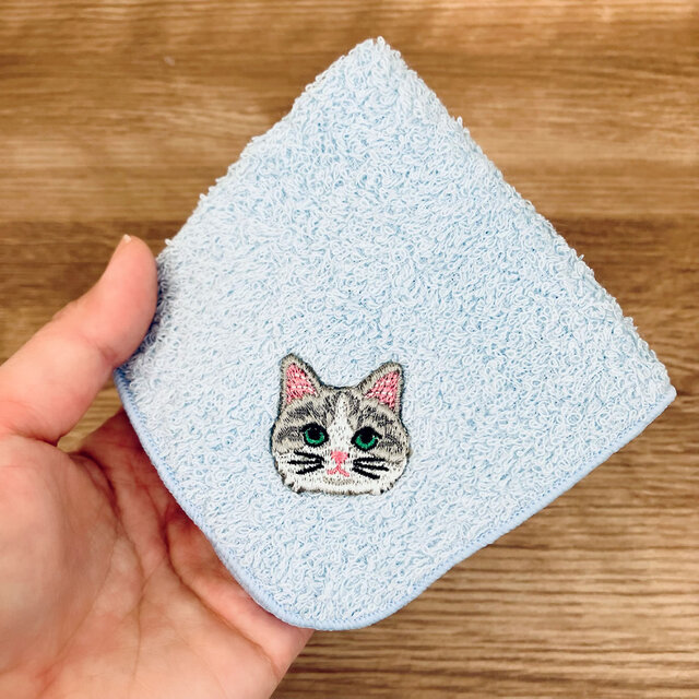 毛並みまで感じる猫さん刺繍の爽やかサックスブルー泉州ハンカチタオル♬