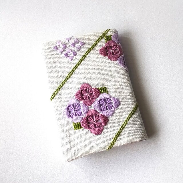 リネンの手刺繍ブックカバー 紫陽花 (A6/ 文庫本サイズ/紫 )