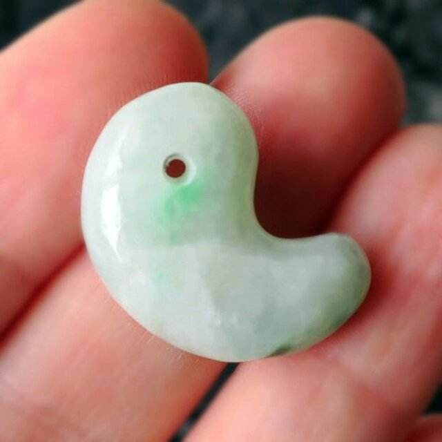 翡翠(ヒスイ) 勾玉 糸魚川ひすい 天然石 22mm 桐箱入り 日本製