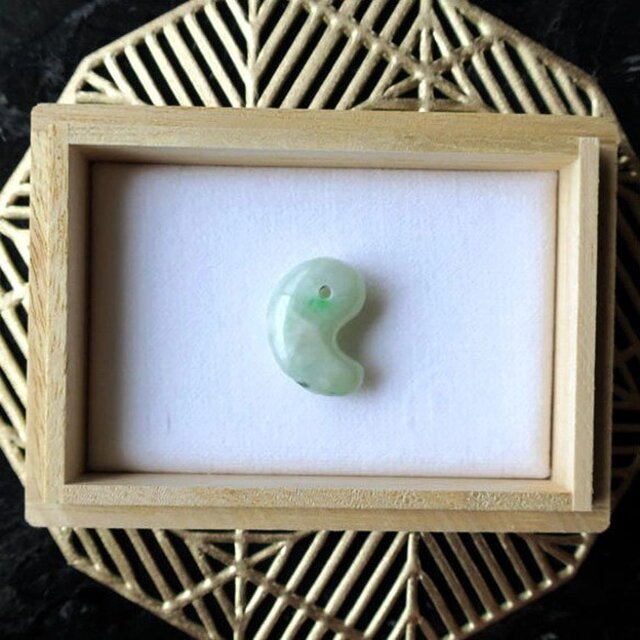 翡翠(ヒスイ) 勾玉 糸魚川ひすい 天然石 22mm 桐箱入り 日本製