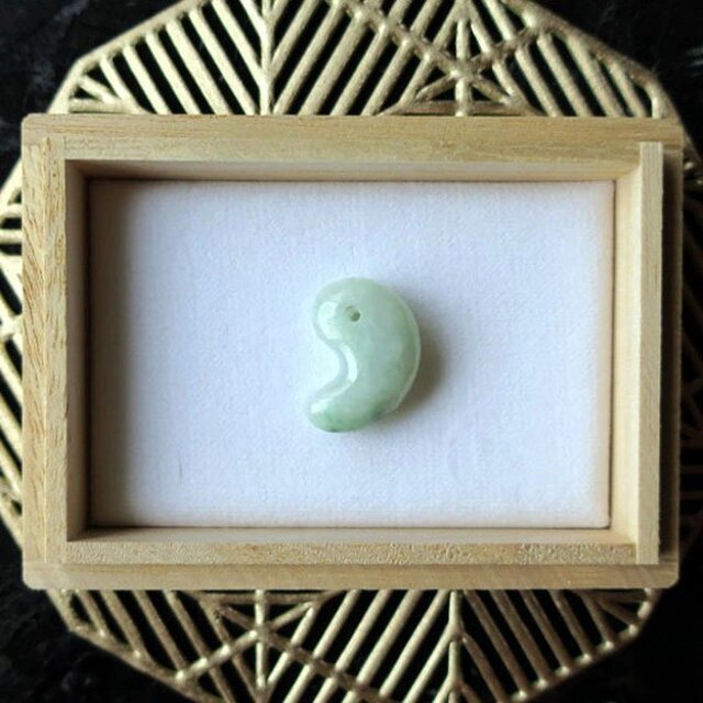 翡翠(ヒスイ) 勾玉 糸魚川ひすい 天然石 22mm 桐箱入り 日本製