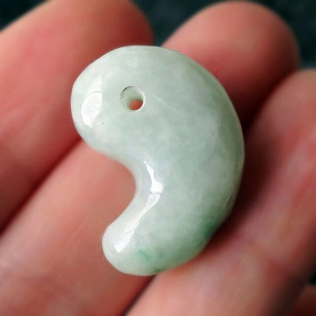 翡翠(ヒスイ) 勾玉 糸魚川ひすい 天然石 22mm 桐箱入り 日本製