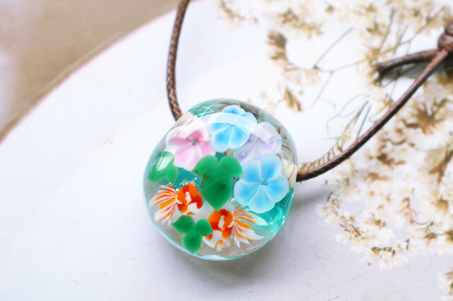 朝顔と金魚のとんぼ玉ガラスペンダント | iichi 日々の暮らしを