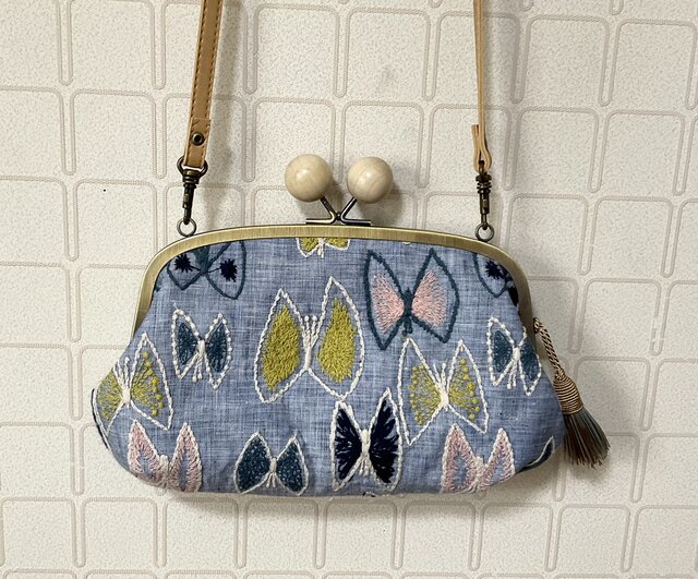 ミナペルホネンmina perhonenの人気柄 蝶々の刺繍が可愛い