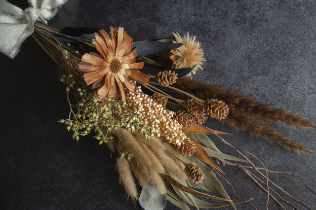 ブラウンのナチュラルブーケ（ブートニア付き） | iichi 日々の暮らし