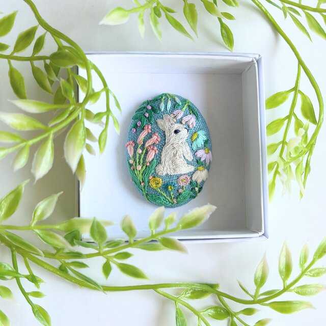 うさぎと草花の刺繍ブローチ(botanical）