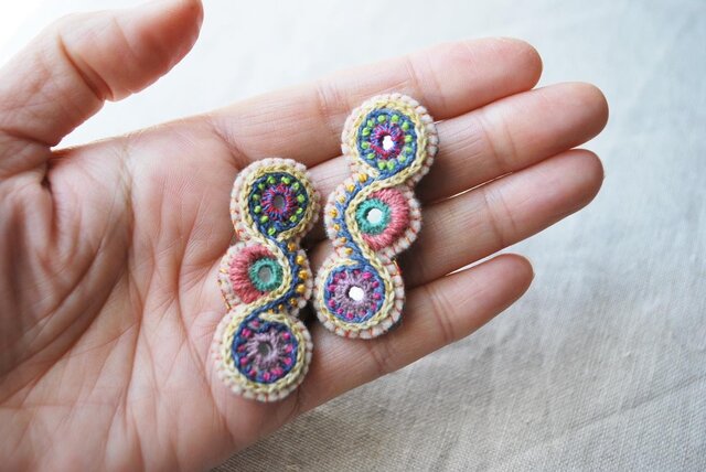 まる3つミラー刺繍ピアス | iichi 日々の暮らしを心地よくする