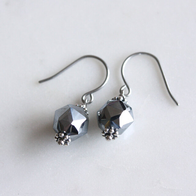 No. 803 テラヘルツ鉱石と銀のスペーサーのピアス