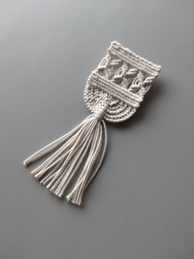 ブローチ　エンブレムタッセル