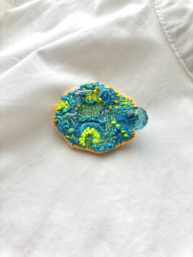 "summer crayon doodle"  夏のクレヨンで描いたみたいな   タカッケイ刺繍ブローチ