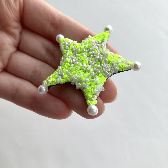 ちいさな星の刺繍ブローチ | iichi 日々の暮らしを心地よくする 