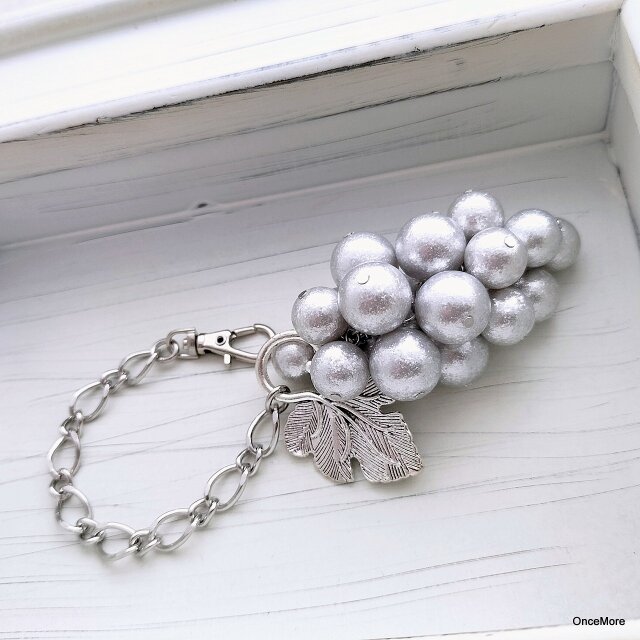葡萄のバッグチャーム（リーフマンテル／シャイニーパール・薄グレー