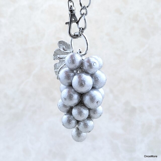 葡萄のバッグチャーム（リーフマンテル／シャイニーパール・薄グレー