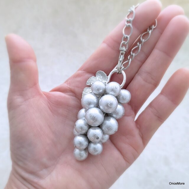 葡萄のバッグチャーム（リーフマンテル／シャイニーパール・薄グレー