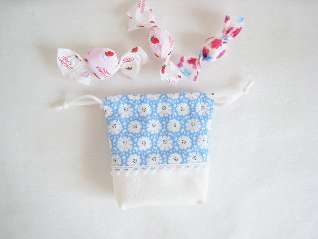 可愛いリボンを付けた花柄ミニ巾着（水色×白） iichi ハンドメイド・クラフト作品・手仕事品の通販