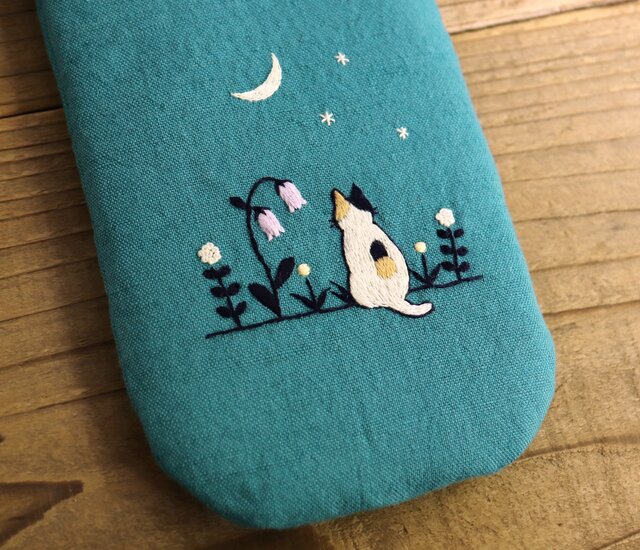 手刺繍の眼鏡ケース『猫と月』【受注生産】 | iichi 日々の暮らしを