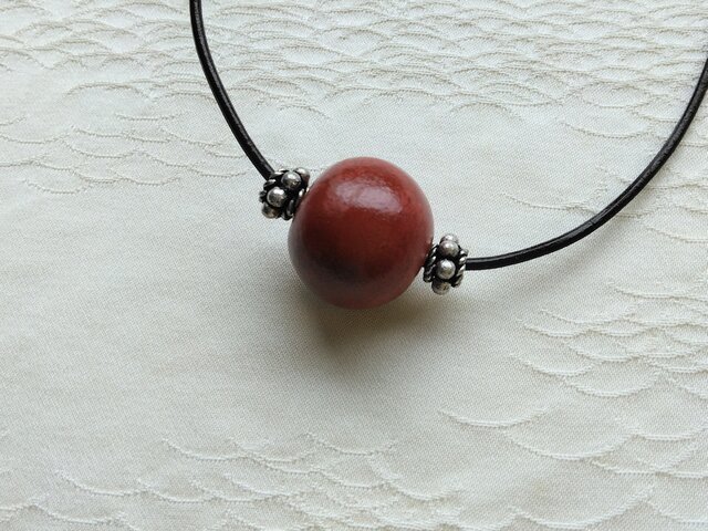 赤い陶土オリジナルビーズ＊＊＊革紐ネックレス＊＊＊ | iichi 日々の