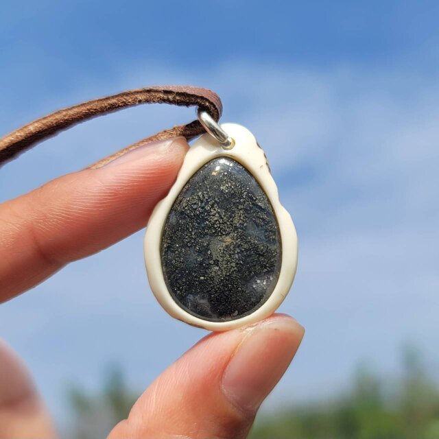 鹿の角 アイスゴールドパイライトのペンダント